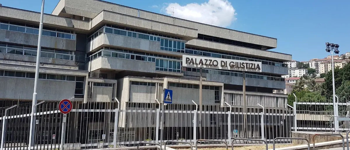 Incidente mortale al Tribunale di Potenza: operaio schiacciato da una finestra