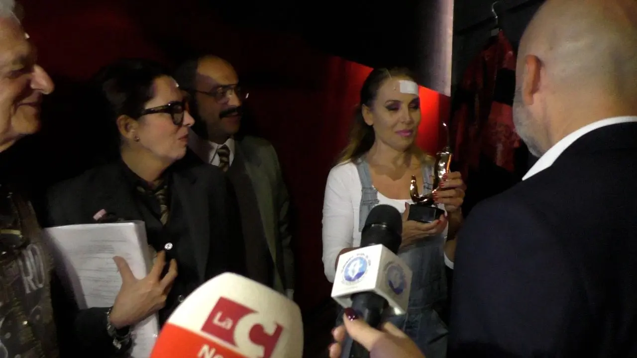 Diamante, applausi scroscianti per \"Taxi a 2 piazze\" la commedia teatrale con Barbara D'Urso