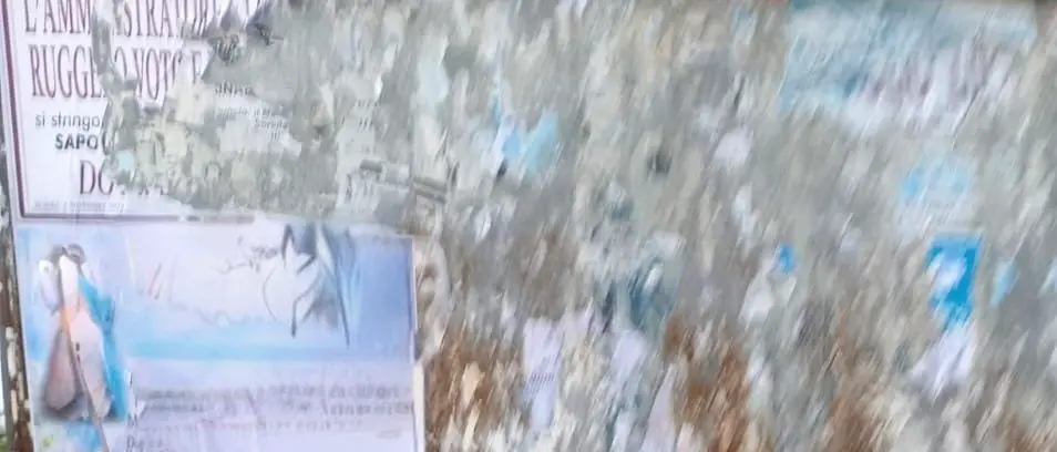 Manifesti funebri strappati a Scalea: un gesto di grave mancanza di rispetto