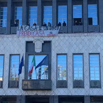 Cosenza, il Comitato Prendocasa occupa la sala consiliare di Palazzo dei Bruzi