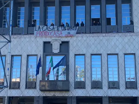 Cosenza, il Comitato Prendocasa occupa la sala consiliare di Palazzo dei Bruzi