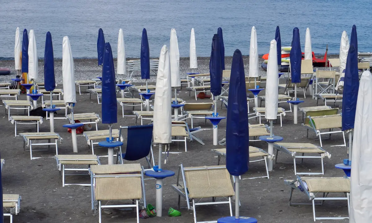 Stallo del governo sulla direttiva Bolkestein, anche la Calabria chiude gli ombrelloni per due ore