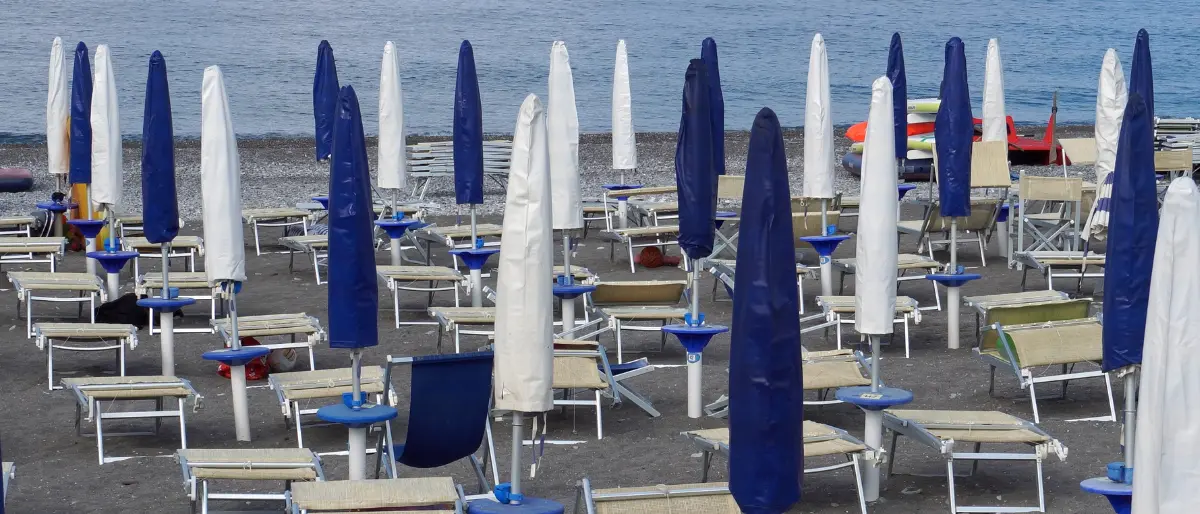 Stallo del governo sulla direttiva Bolkestein, anche la Calabria chiude gli ombrelloni per due ore