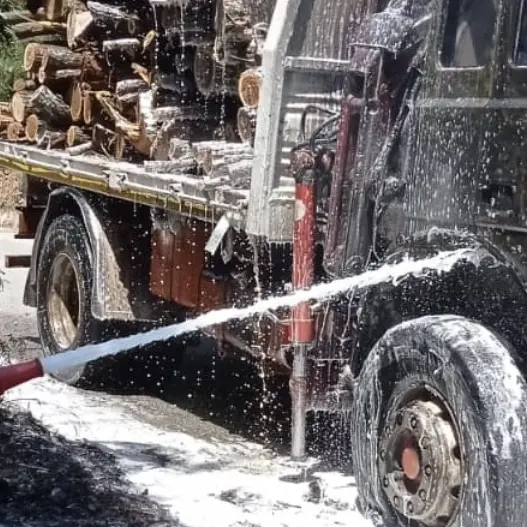 Autocarro carico di tronchi prende fuoco, il conducente riesce a fuggire appena in tempo