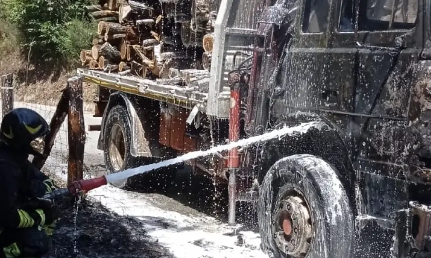 Autocarro carico di tronchi prende fuoco, il conducente riesce a fuggire appena in tempo
