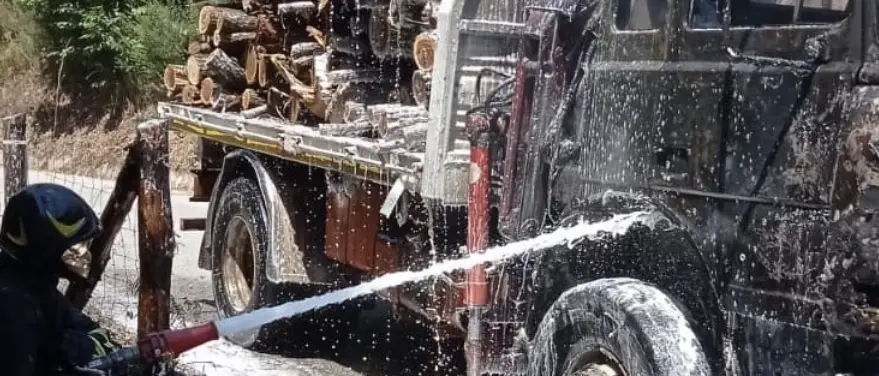 Autocarro carico di tronchi prende fuoco, il conducente riesce a fuggire appena in tempo