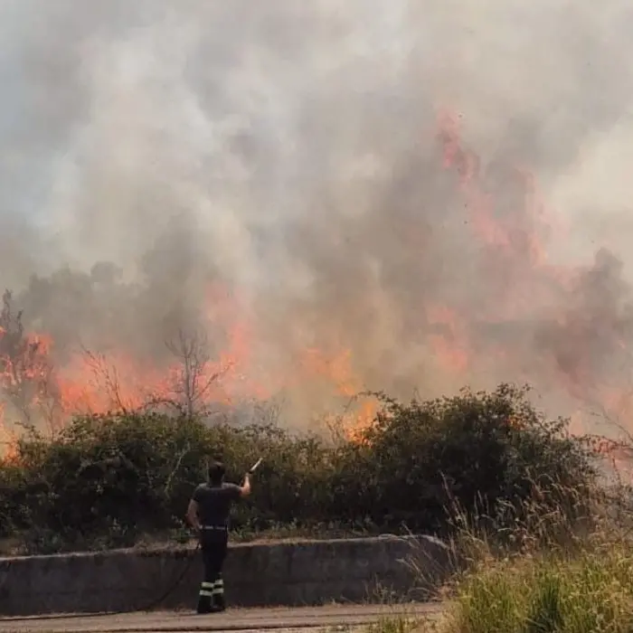 Chiusura della strada provinciale 94: incendio a Gesuiti di San Vincenzo La Costa