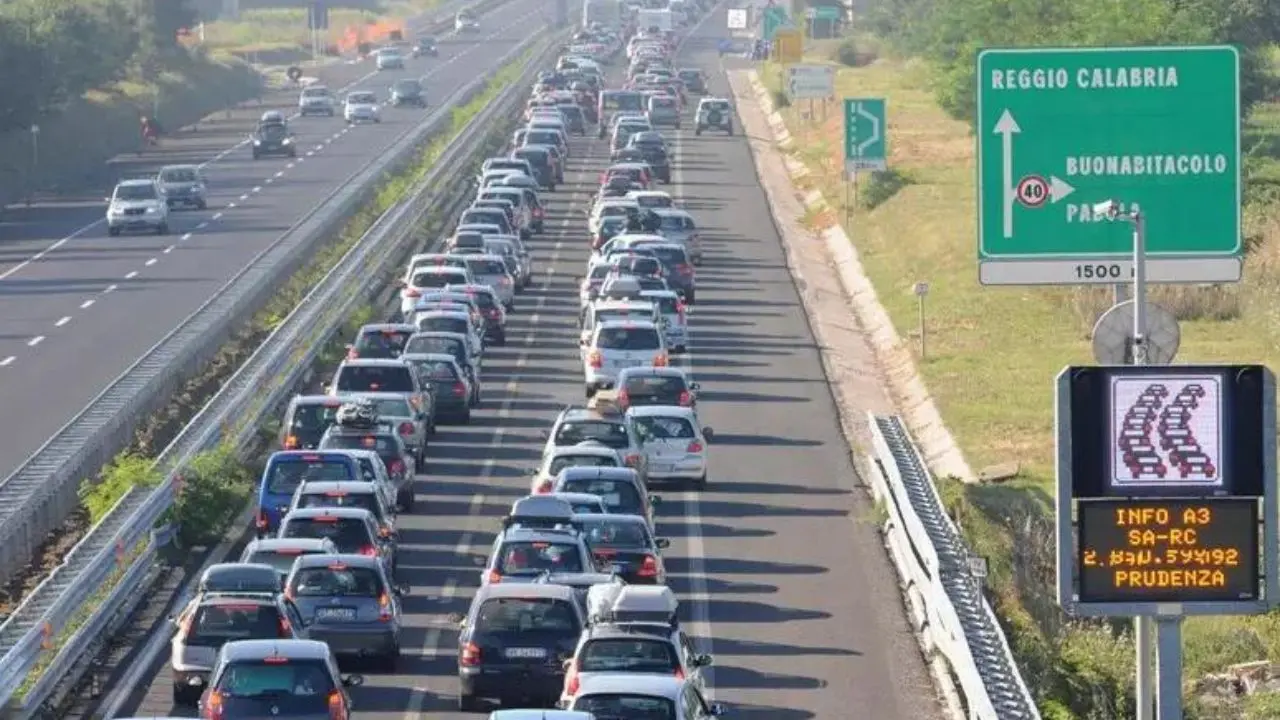 Traffico da bollino rosso per il ponte del 2 giugno: test d’esodo estivo anche in Calabria