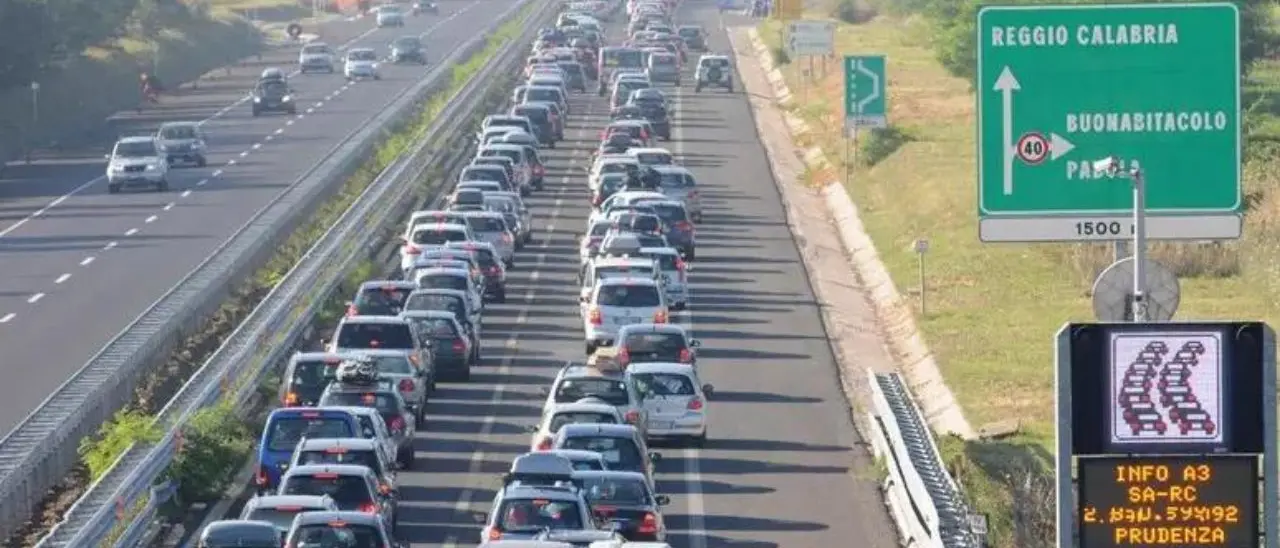 Traffico da bollino rosso per il ponte del 2 giugno: test d’esodo estivo anche in Calabria