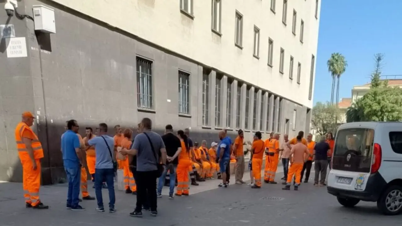 Cosenza, Ferragosto sereno per le \"tute arancioni\": già liquidato lo stipendio