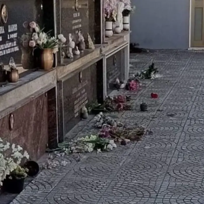 Scalea, vandali danneggiano loculi e portano via oggetti dal cimitero