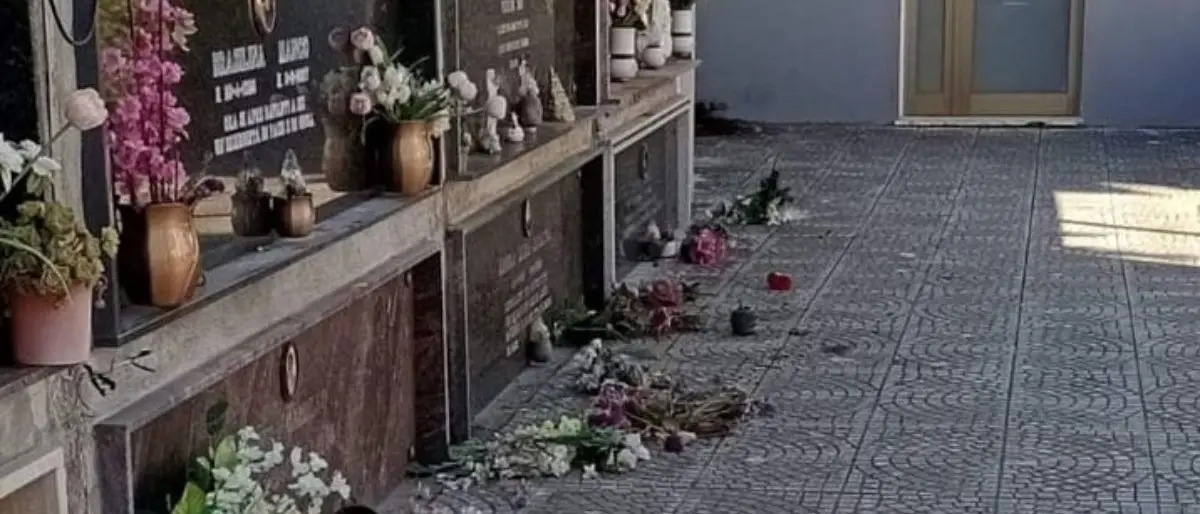 Scalea, vandali danneggiano loculi e portano via oggetti dal cimitero