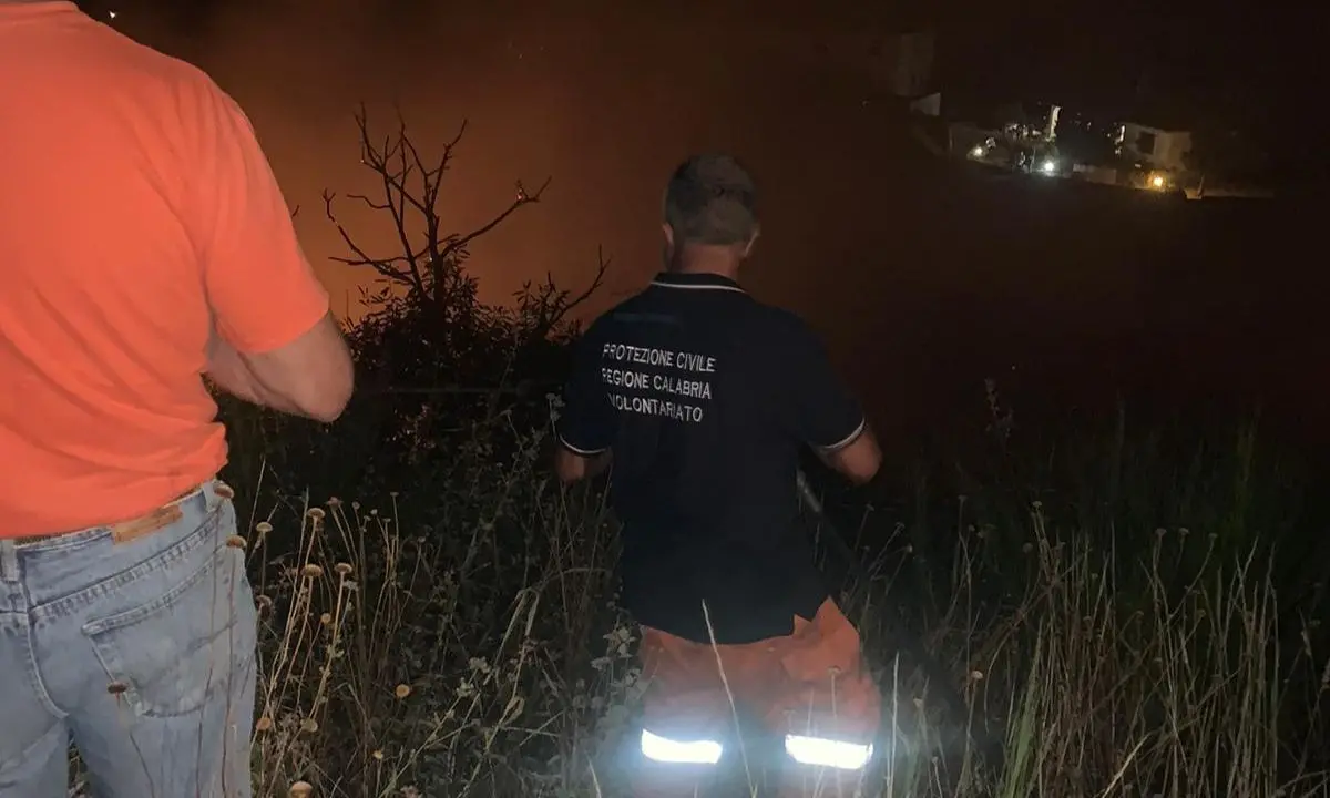 Acri, incendio a Sorbo: la Protezione Civile locale interviene prontamente