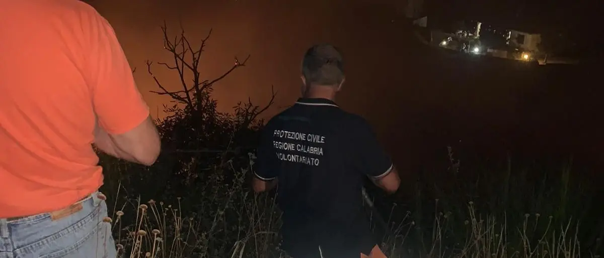 Acri, incendio a Sorbo: la Protezione Civile locale interviene prontamente