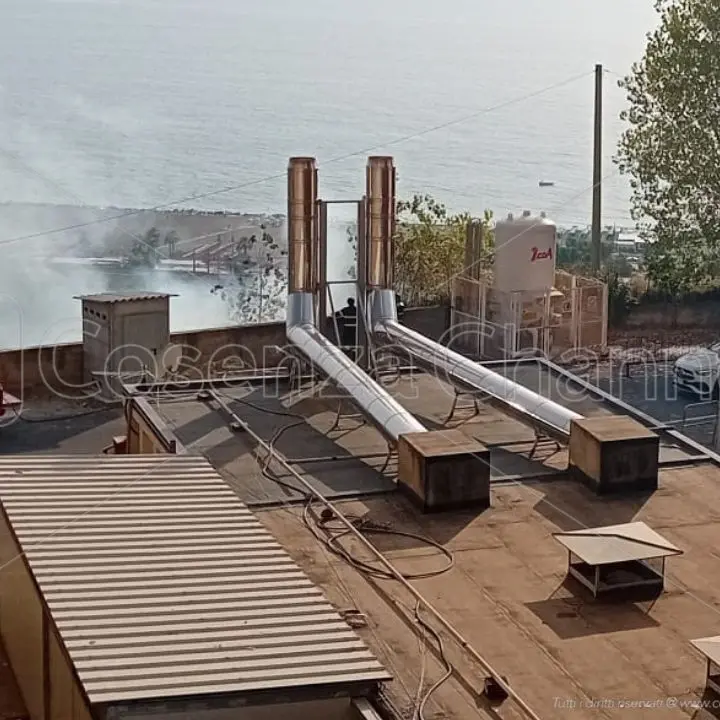 Incendio a Paola, fiamme vicino all’ospedale San Francesco