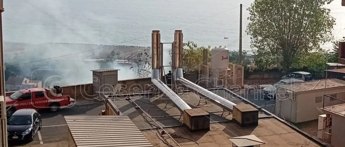 Incendio a Paola, fiamme vicino all’ospedale San Francesco