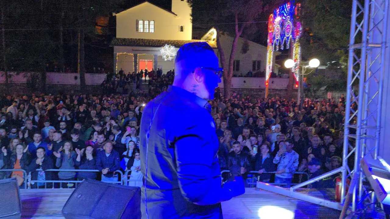 Cetraro, il parroco scrive a Prefetto e Questore per fermare il concerto del cantante neomelodico