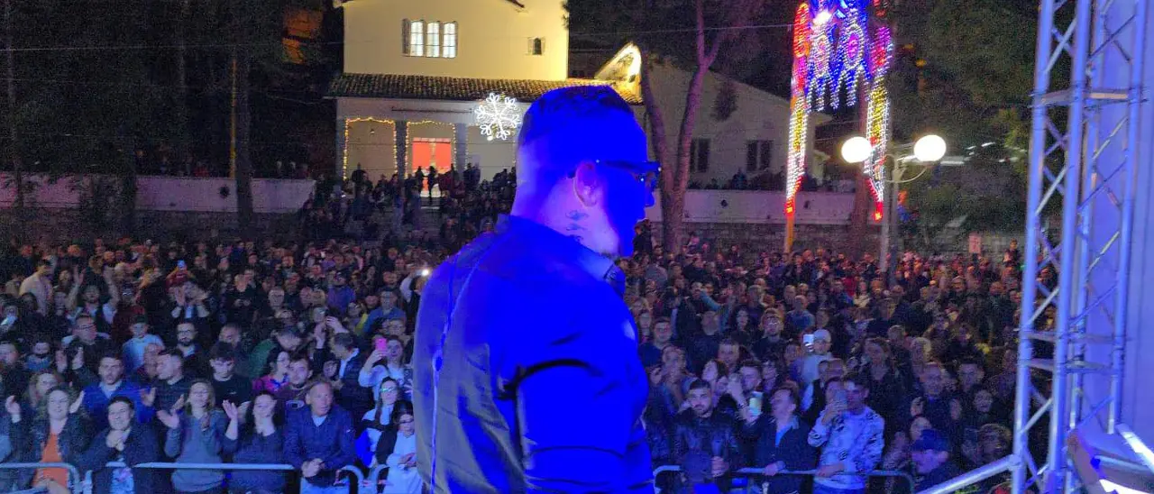 Cetraro, il parroco scrive a Prefetto e Questore per fermare il concerto del cantante neomelodico