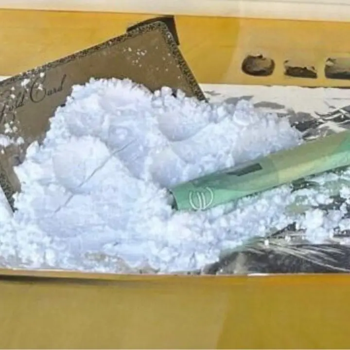 Sulla vetrina di una profumeria pubblicità su come sniffare cocaina. Fioccano polemiche