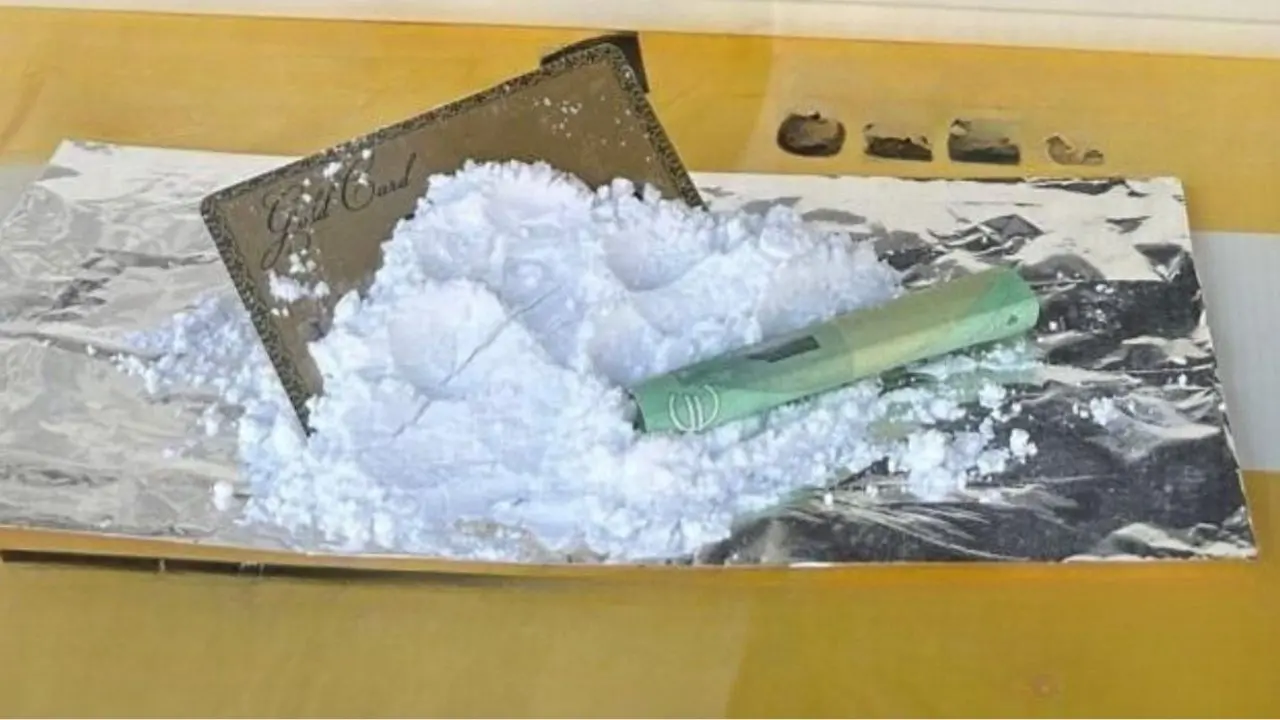 Sulla vetrina di una profumeria pubblicità su come sniffare cocaina. Fioccano polemiche