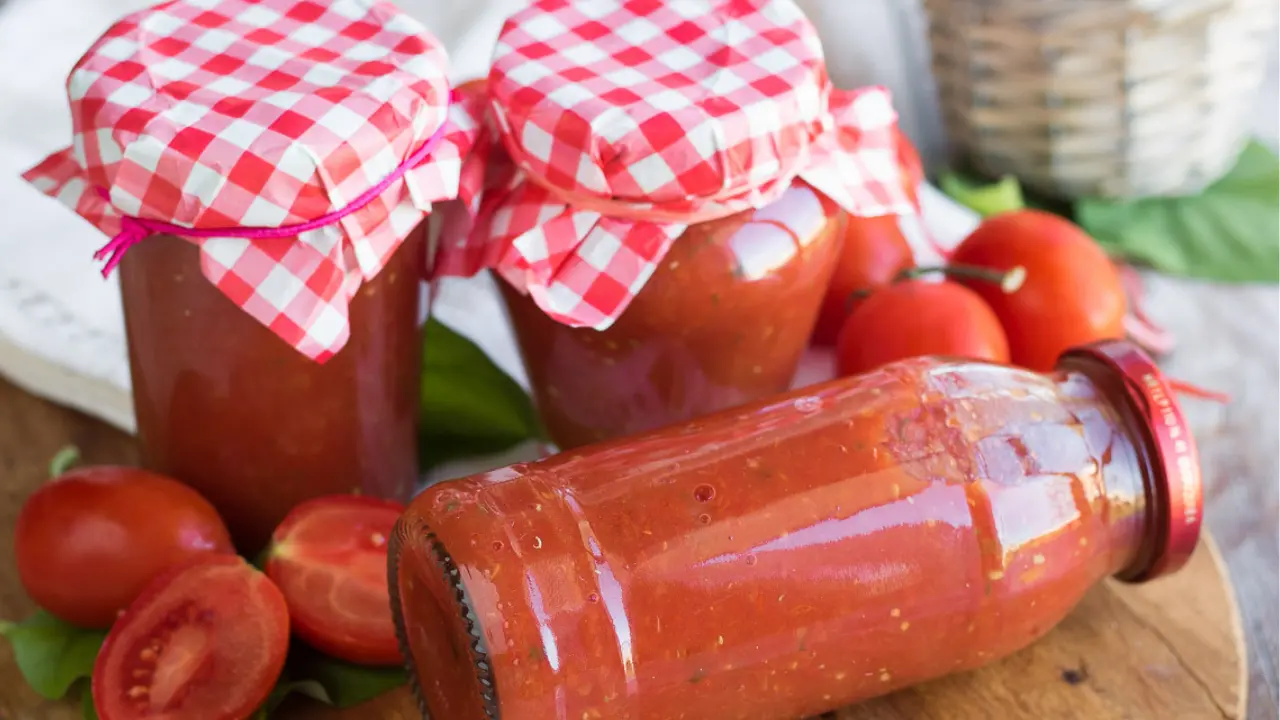 Settembre, la Calabria si tinge di rosso. È il momento dei “boccacci” di pomodoro