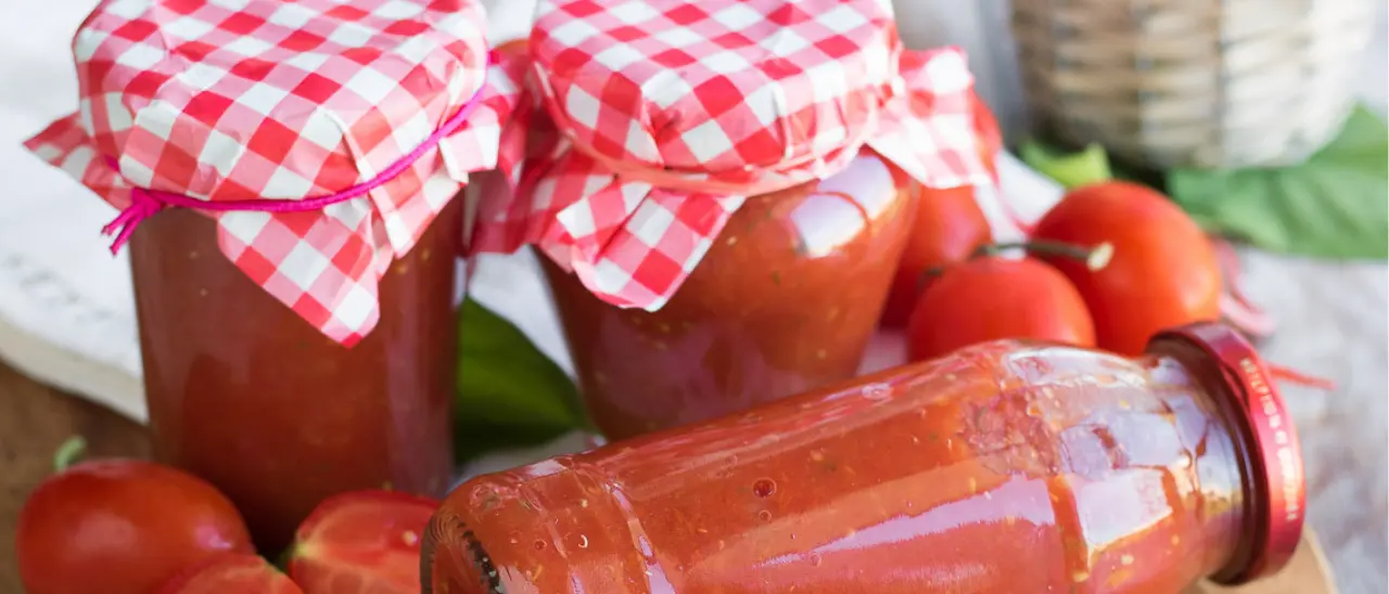 Settembre, la Calabria si tinge di rosso. È il momento dei “boccacci” di pomodoro