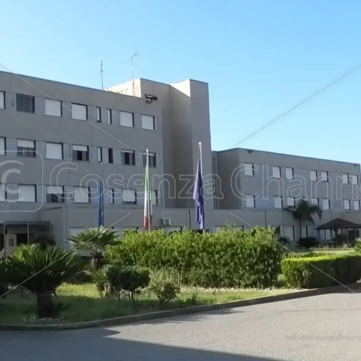 Carcere di Paola, cinque telefonini rinvenuti in una cella