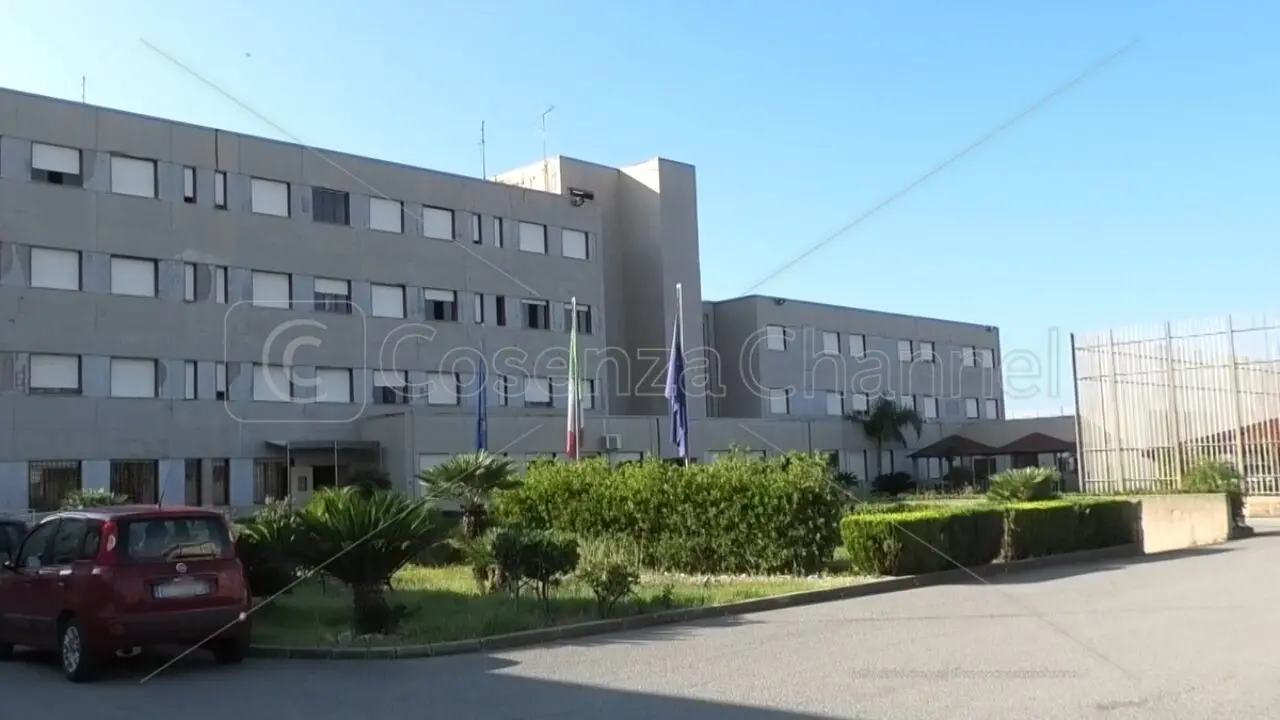 Paola, maxi perquisizione in carcere: sequestrati cellulari, armi e oggetti vietati