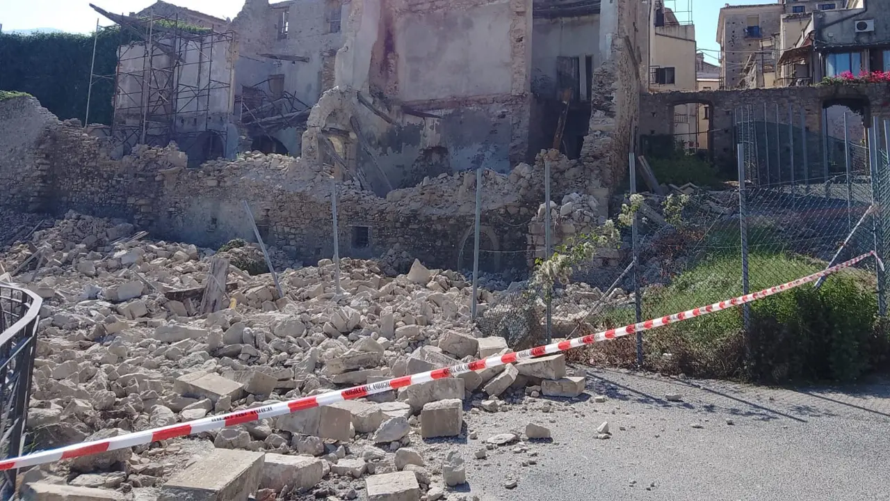 Fiumefreddo Bruzio, crolla la parete di uno storico palazzo. Paura tra i residenti