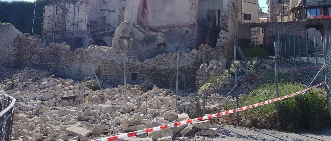 Fiumefreddo Bruzio, crolla la parete di uno storico palazzo. Paura tra i residenti