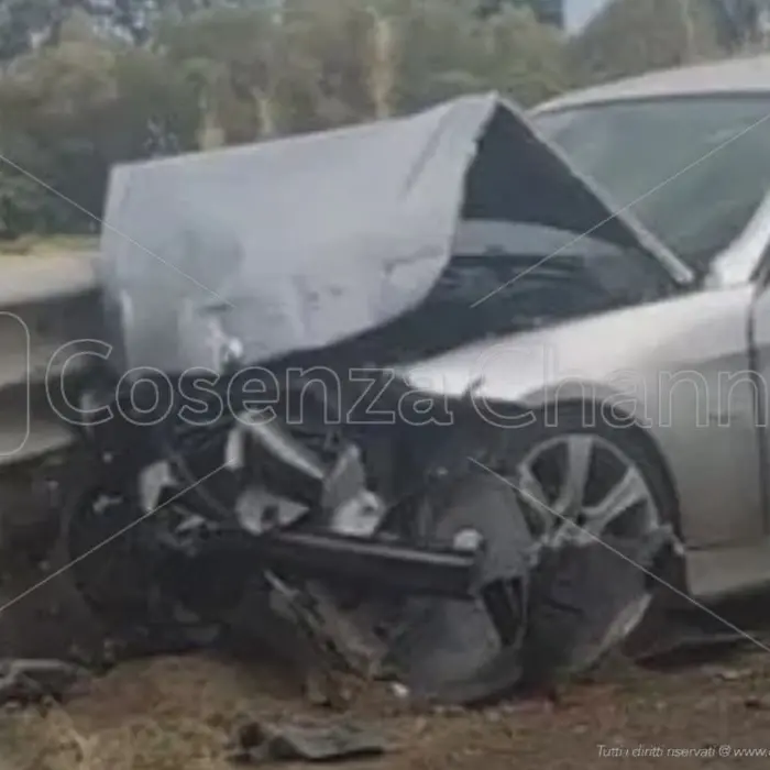 Scontro auto-tir a Cassano Ionio, feriti zia e nipote (trasferito al Compagna)