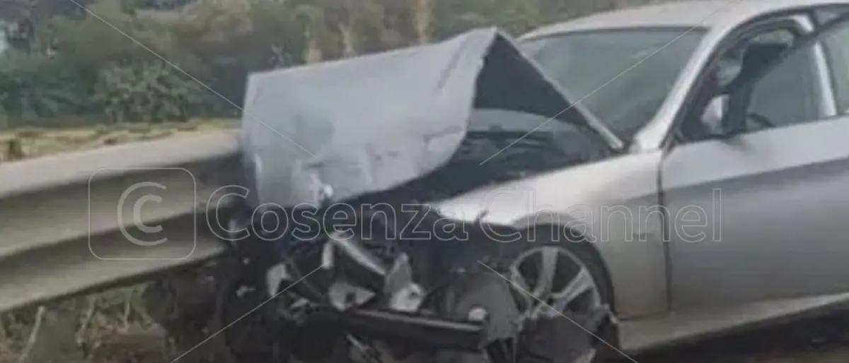 Scontro auto-tir a Cassano Ionio, feriti zia e nipote (trasferito al Compagna)