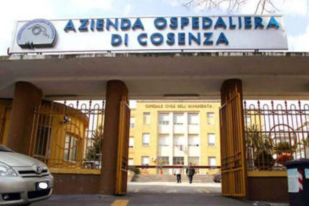 Anziano dimesso dopo due giorni in geriatria muore all'ospedale di Cosenza: la denuncia choc\n
