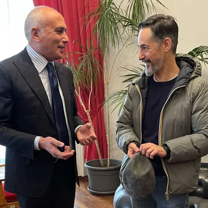 Franz Caruso si congratula con l’attore cosentino Peppino Mazzotta per il premio “Le maschere del teatro italiano”