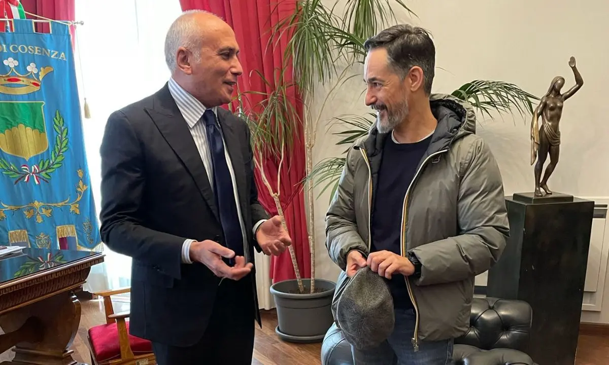 Franz Caruso si congratula con l’attore cosentino Peppino Mazzotta per il premio “Le maschere del teatro italiano”