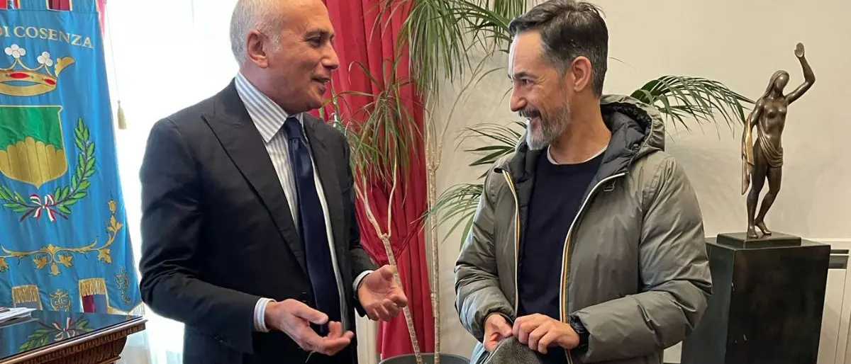 Franz Caruso si congratula con l’attore cosentino Peppino Mazzotta per il premio “Le maschere del teatro italiano”