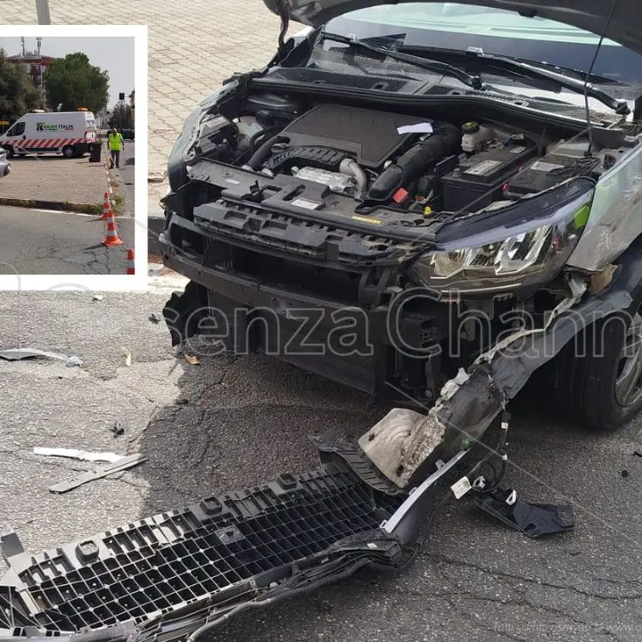 Incidente a Rende vicino al cinema Garden, scontro tra due auto. Un ferito