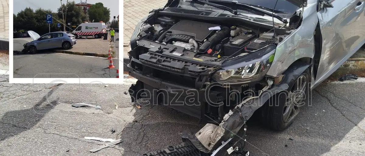 Incidente a Rende vicino al cinema Garden, scontro tra due auto. Un ferito