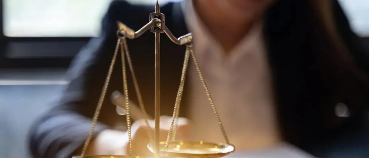 Cosenza: il calo degli avvocati colpisce le donne, guadagni tra i più bassi d'Italia