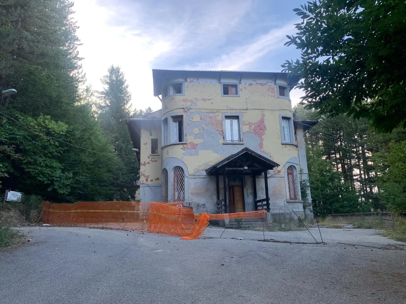 Il sogno della colonia di Camigliatello è ancora lontano. La location è da horror movie | FOTO