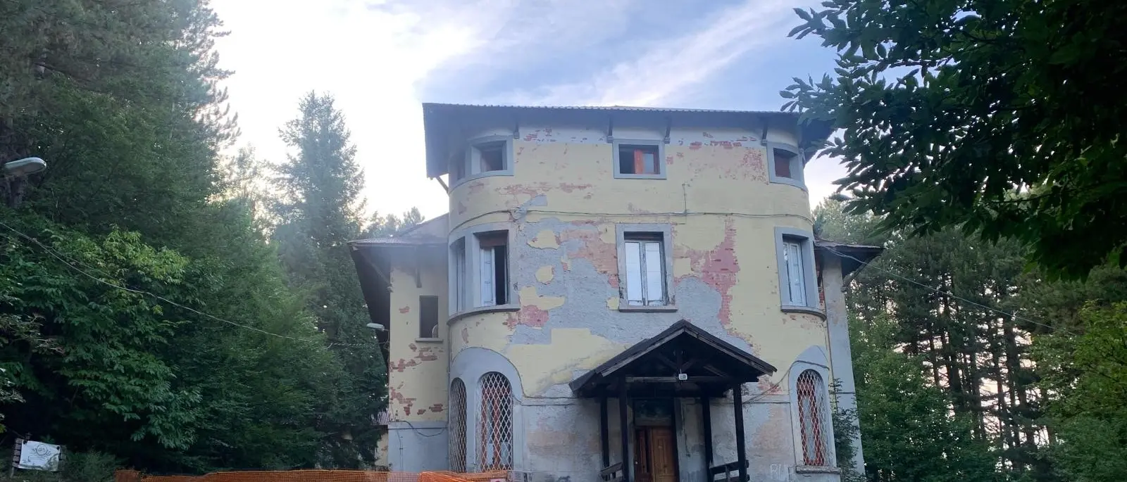 Il sogno della colonia di Camigliatello è ancora lontano. La location è da horror movie | FOTO