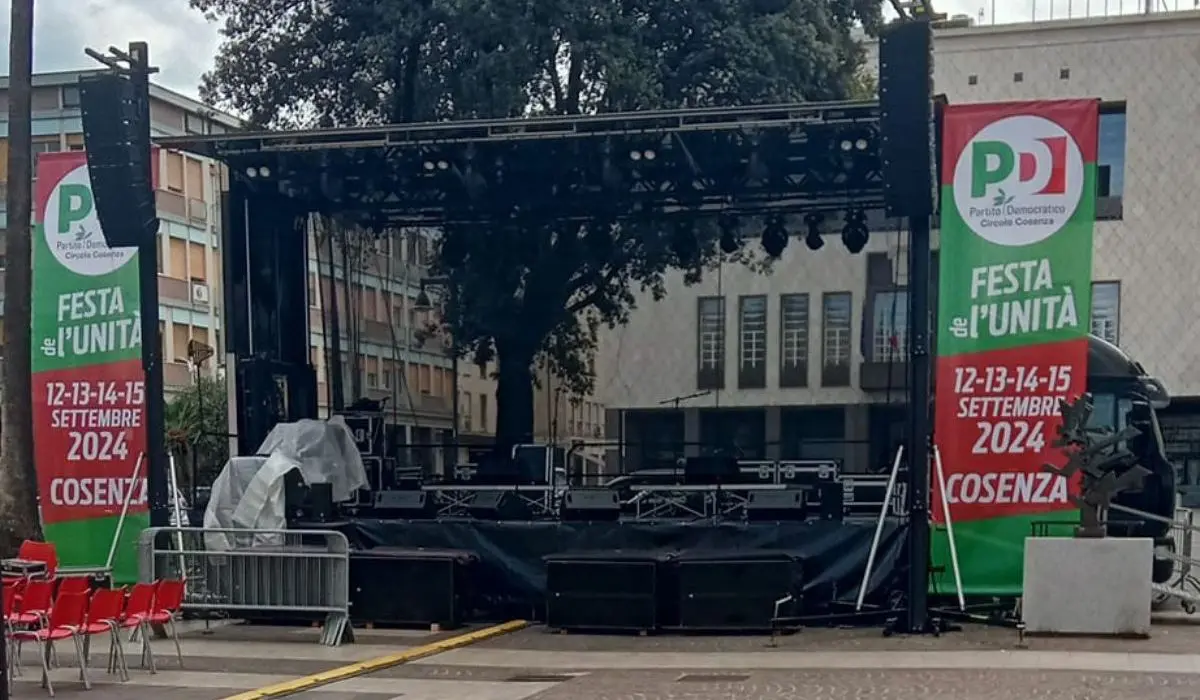 Festa dell'Unità a Cosenza, polemiche per la piazza data gratis al Pd