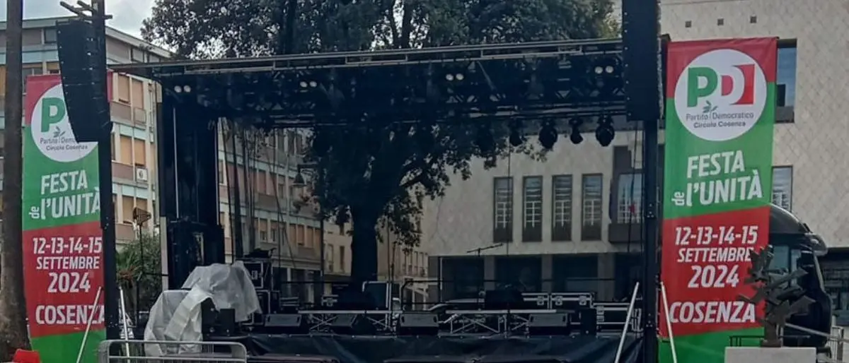 Festa dell'Unità a Cosenza, polemiche per la piazza data gratis al Pd