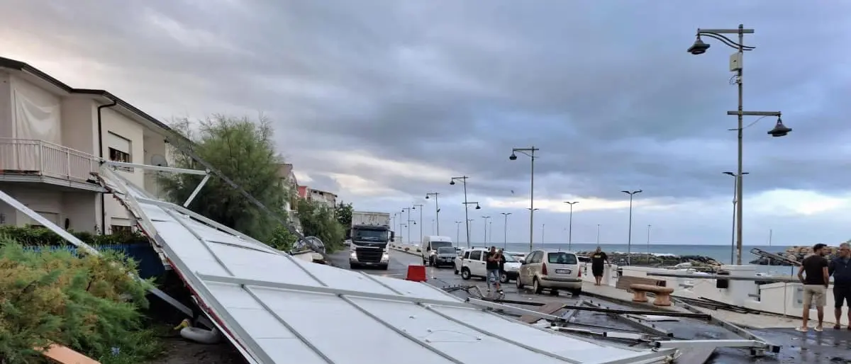 Maltempo, danni sul Tirreno cosentino. Richieste di intervento ai Vigili del fuoco