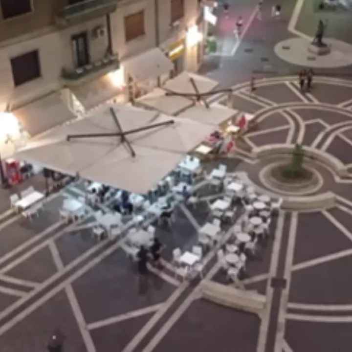 Cosenza, i residenti di piazza Kennedy esasperati: «Musica altissima. Qui non si vive più!»