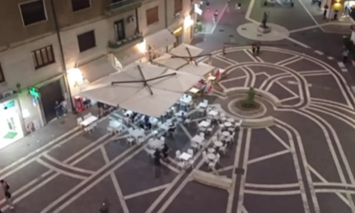 Cosenza, i residenti di piazza Kennedy esasperati: «Musica altissima. Qui non si vive più!»