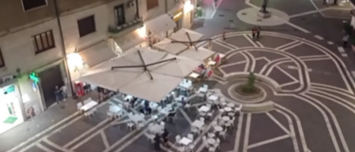 Cosenza, i residenti di piazza Kennedy esasperati: «Musica altissima. Qui non si vive più!»