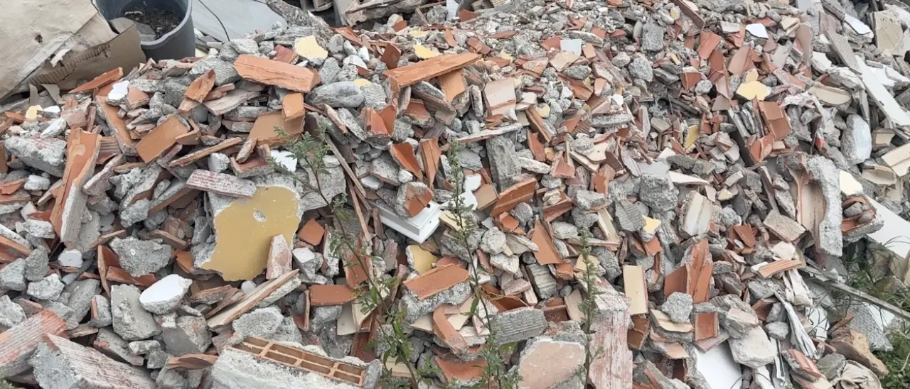 La storia infinita della discarica di Rossano accanto a una scuola