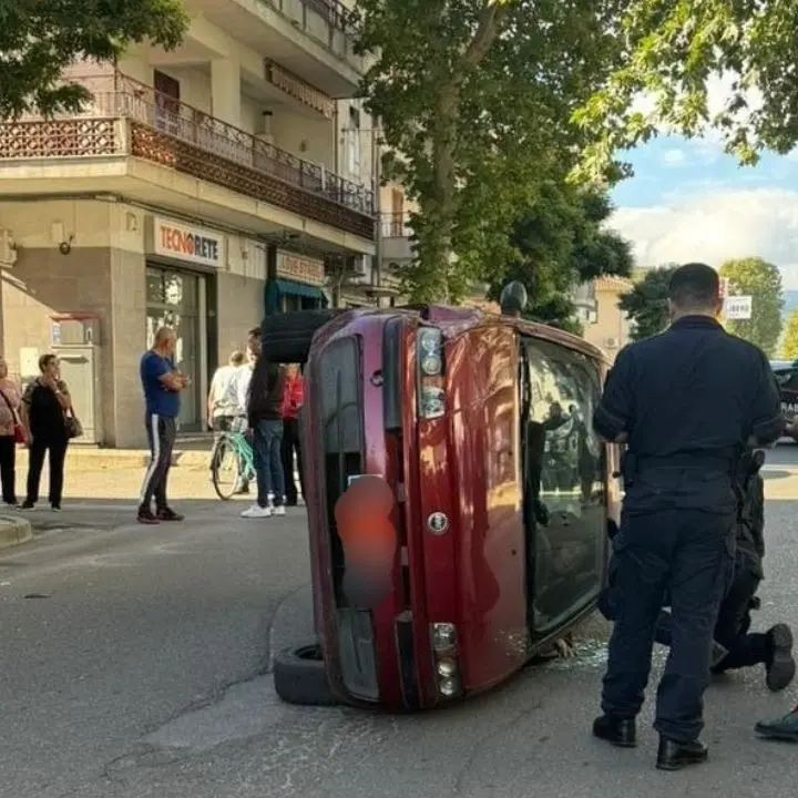 Incidente a Schiavonea, Fiat Punto si ribalta dopo un tamponamento: un ferito