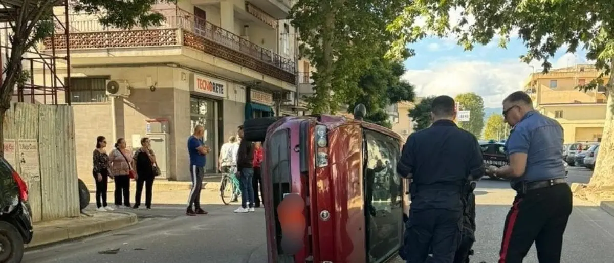Incidente a Schiavonea, Fiat Punto si ribalta dopo un tamponamento: un ferito